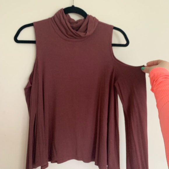 Cold Shoulder top - Picture 1 of 4